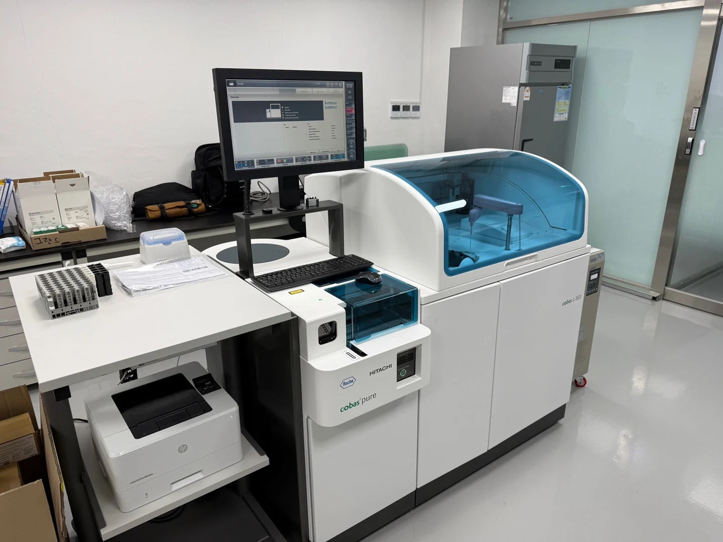 설치를 마친 Roche 로슈 cobas c 303 생화학 분석기와 작업대